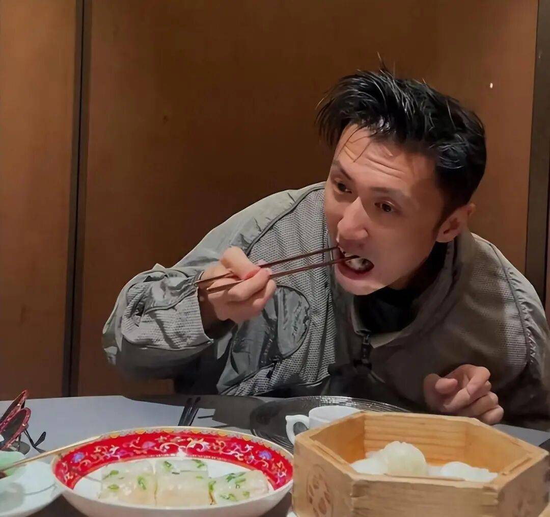 考古|89岁谢贤现身依旧时髦!与小49岁女友分手后开搞事业,疑已交代后事的他太潇洒