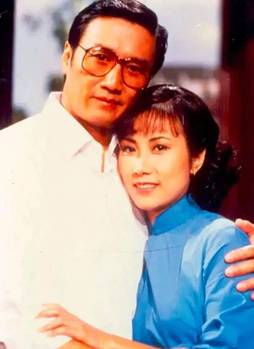 考古|89岁谢贤现身依旧时髦!与小49岁女友分手后开搞事业,疑已交代后事的他太潇洒