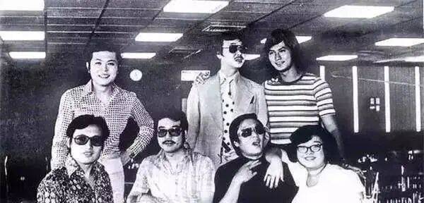 考古|89岁谢贤现身依旧时髦!与小49岁女友分手后开搞事业,疑已交代后事的他太潇洒