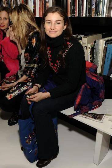 年近四十,二孩妈妈,不骨感不时髦,却成了女魔头接班人