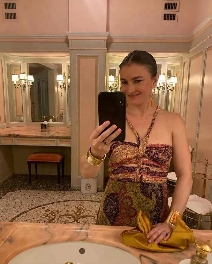 年近四十,二孩妈妈,不骨感不时髦,却成了女魔头接班人