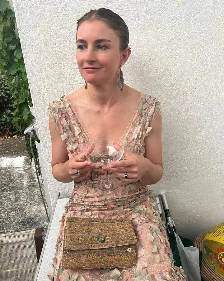 年近四十,二孩妈妈,不骨感不时髦,却成了女魔头接班人