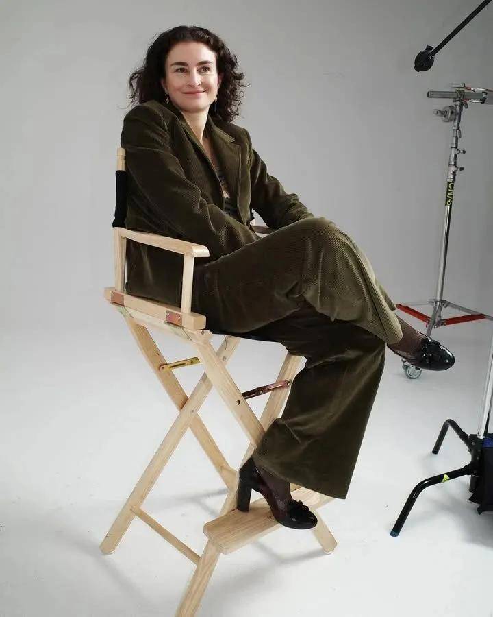 年近四十,二孩妈妈,不骨感不时髦,却成了女魔头接班人