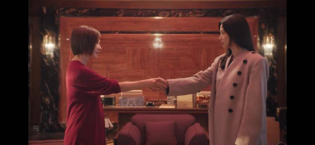 44岁要去“竞选总统”的全智贤,穿衣风格都变了!