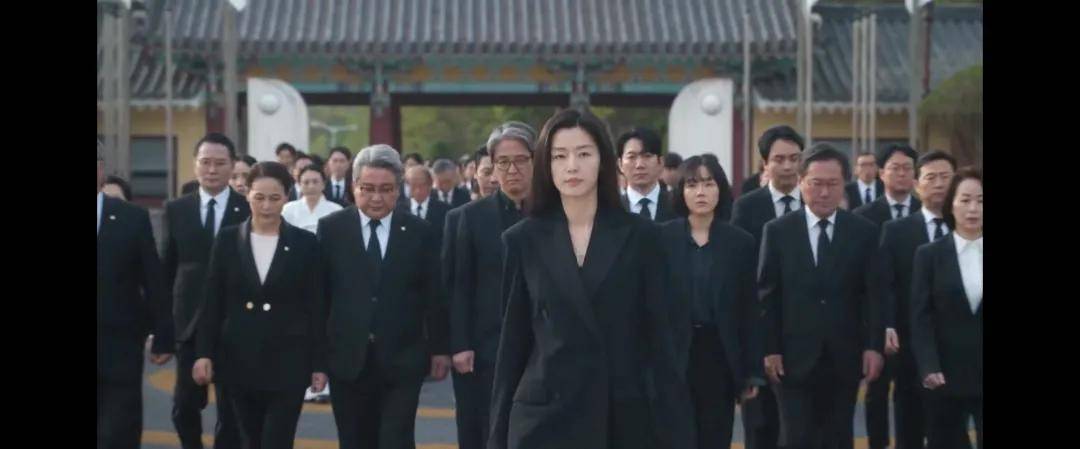 44岁要去“竞选总统”的全智贤,穿衣风格都变了!