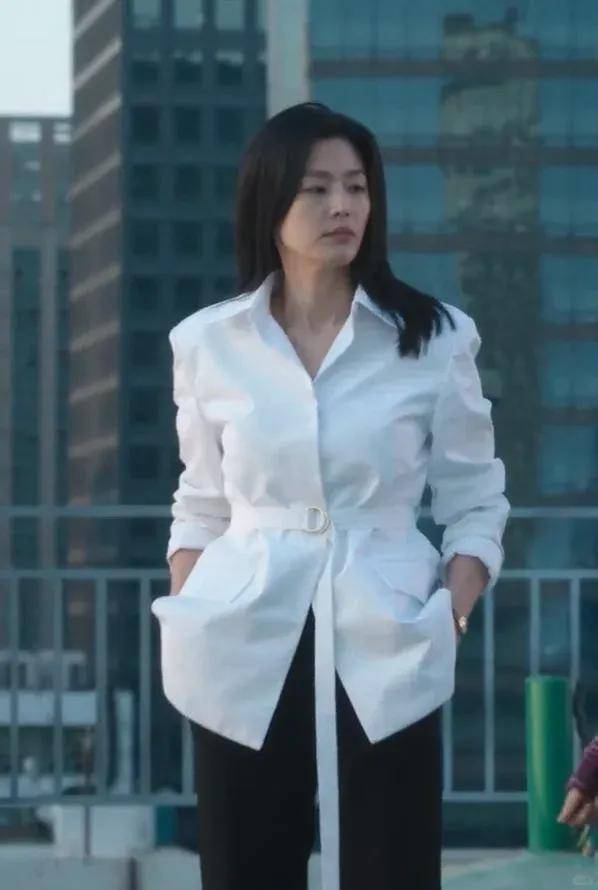 44岁要去“竞选总统”的全智贤,穿衣风格都变了!