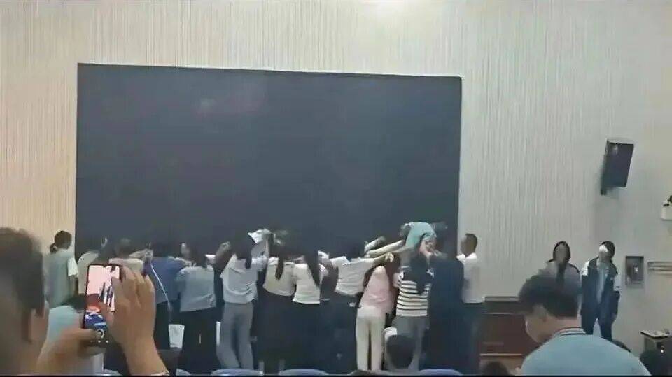 天津媒体评论:蒙眼踩过跪地父母 如此“感恩”为何让人不适?