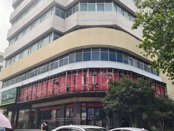 太突然！开了10多年的老店也宣布关闭，曾火到要排队的知名品牌，如今怎么了？