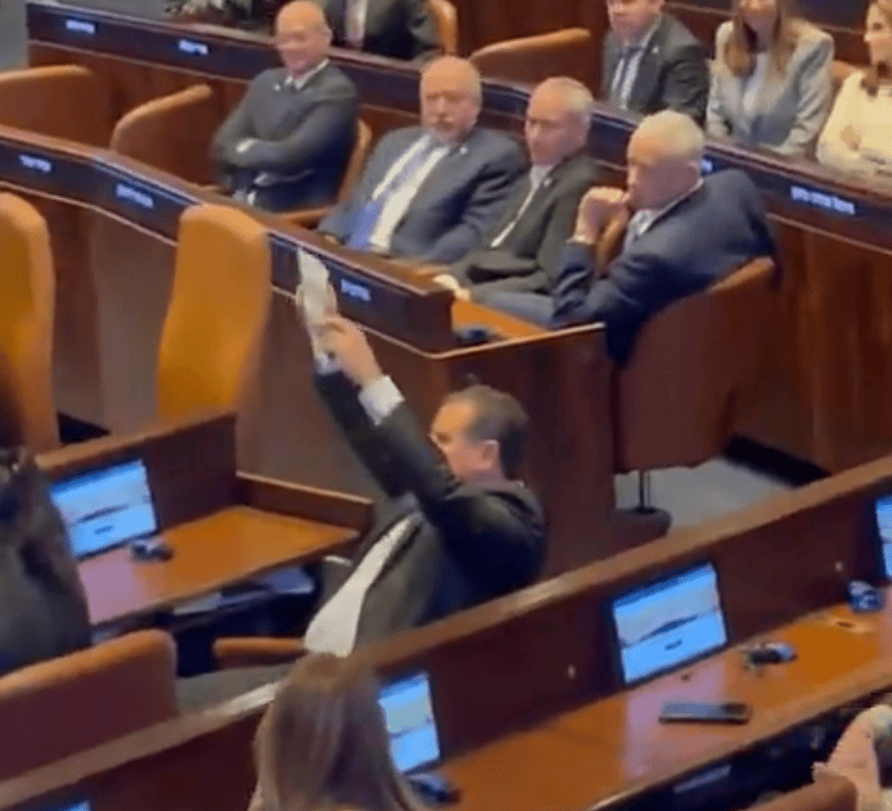 特朗普以色列议会发言遭打断，两名左翼议员被拖离