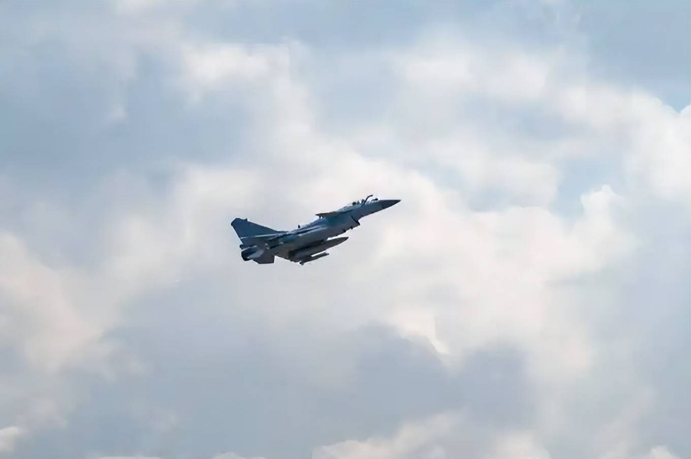 中国歼-10C机群飞越红海,西方雷达竟毫无反应!印尼马上宣布采购42架
