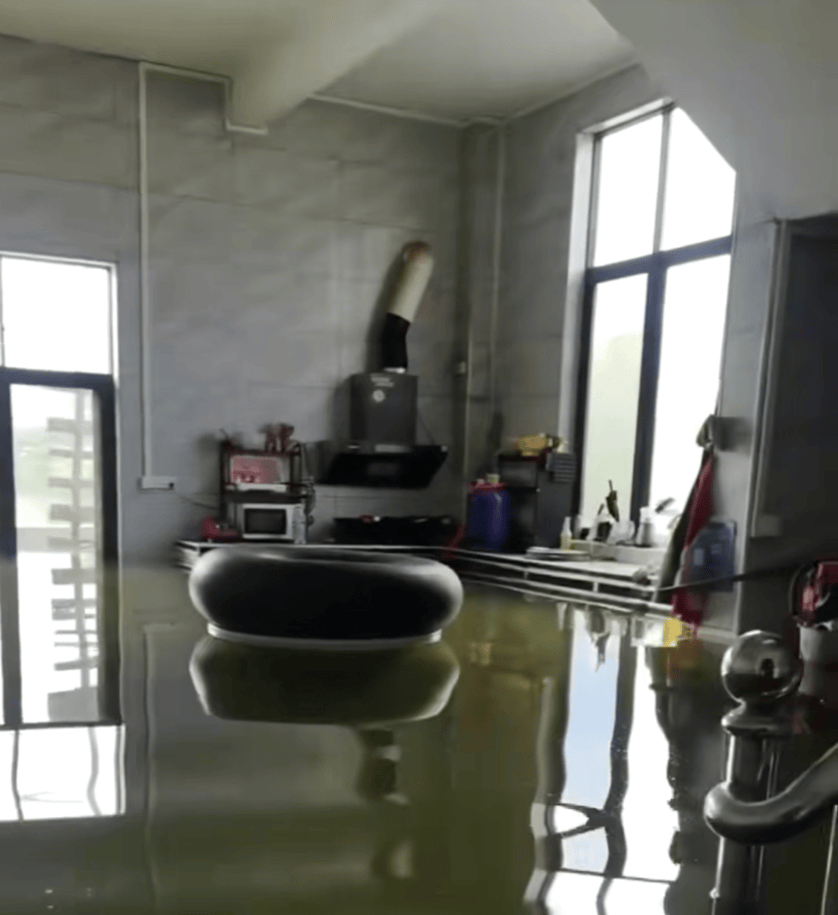 广西内涝20天未退 老人在鸡棚搭煤气灶做饭