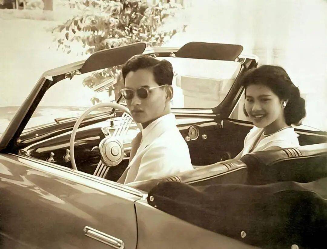 泰国王太后诗丽吉去世，留下19顶奢华王冠和她的传奇一生