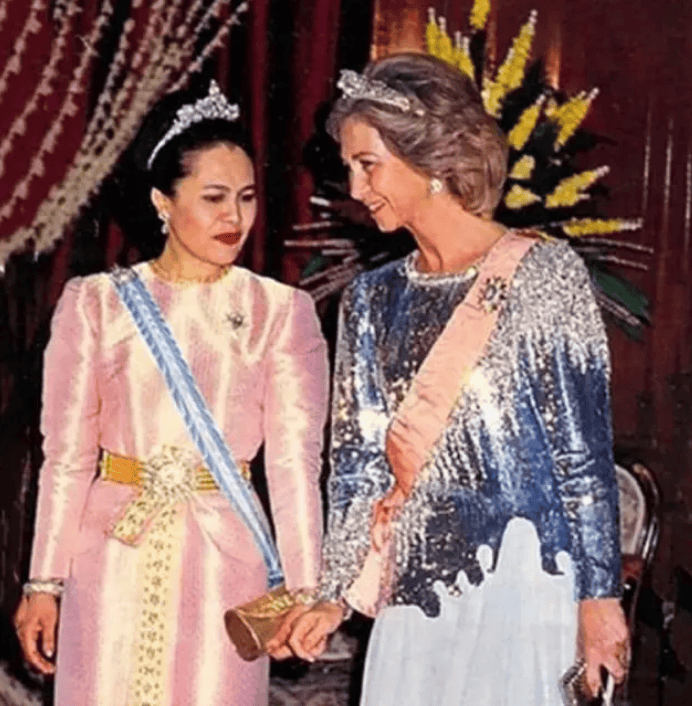 泰国王太后诗丽吉去世，留下19顶奢华王冠和她的传奇一生