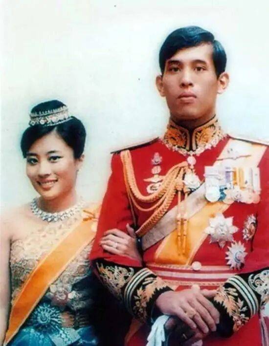 泰国王太后诗丽吉去世，留下19顶奢华王冠和她的传奇一生