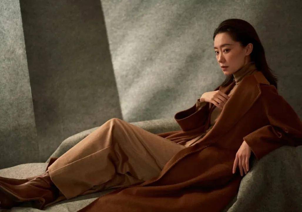 贾玲李现请假视频受热议,宁艺卓封面风格突破,顶尖设计师履新引关注