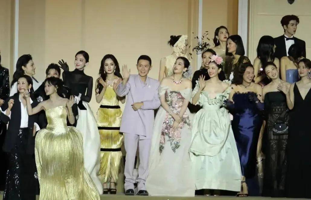 贾玲李现请假视频受热议,宁艺卓封面风格突破,顶尖设计师履新引关注