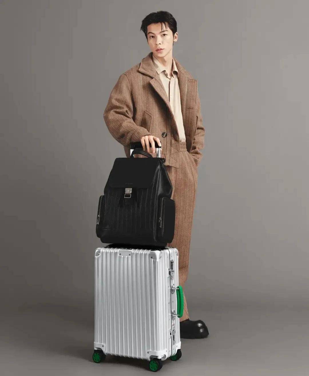 贾玲李现请假视频受热议,宁艺卓封面风格突破,顶尖设计师履新引关注