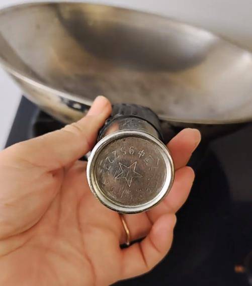 铁锅用了二三十年仍不粘不锈，女子在线寻厂家想“再买一个”，厂家称已停产