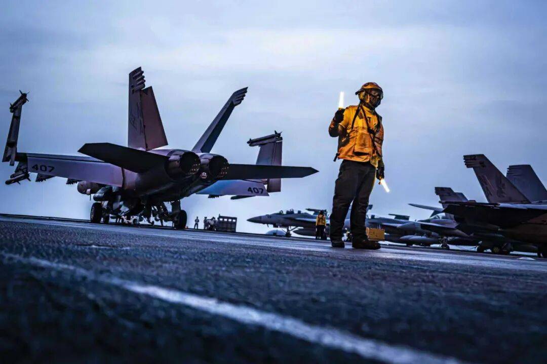 美海军在南海连摔两架飞机，因电磁攻击？中国军号发文