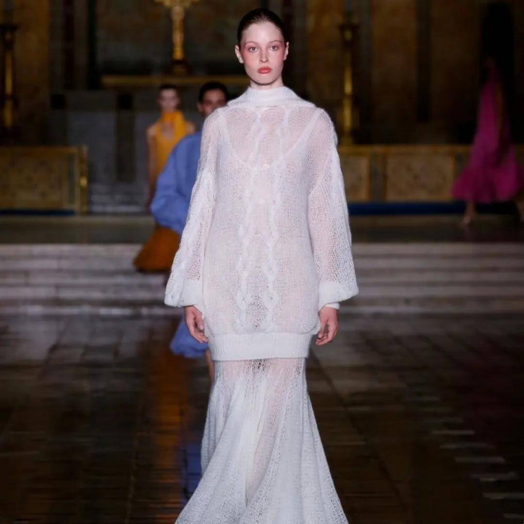 马斯克21岁女儿：改名字、换性别、与父亲决裂后，靠当模特力争经济独立