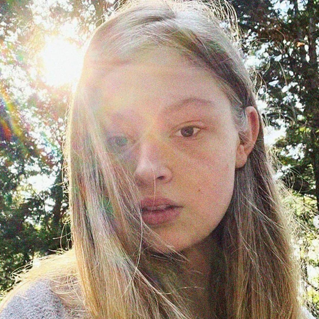 马斯克21岁女儿：改名字、换性别、与父亲决裂后，靠当模特力争经济独立