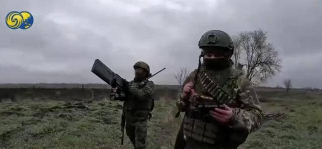 俄军摩托车冲锋队突击红军城:穿插乌军阵地,对纵深目标迂回渗透