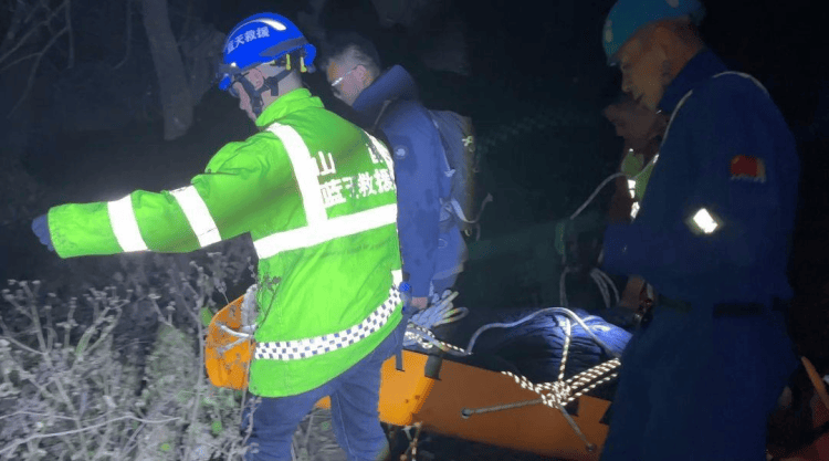 太原崛围山附近未开发路段一“驴友”不慎坠入六米深沟，次日被发现救出送医