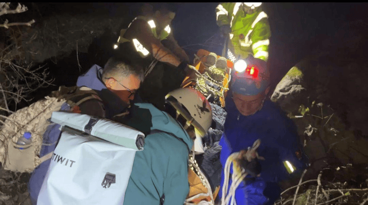 太原崛围山附近未开发路段一“驴友”不慎坠入六米深沟，次日被发现救出送医