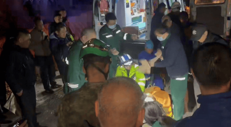 太原崛围山附近未开发路段一“驴友”不慎坠入六米深沟，次日被发现救出送医