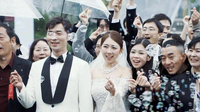 演员方文强刘文曲结婚,在电视剧《最好的我们》中饰演张平和朱瑶,婚礼现场画面曝光